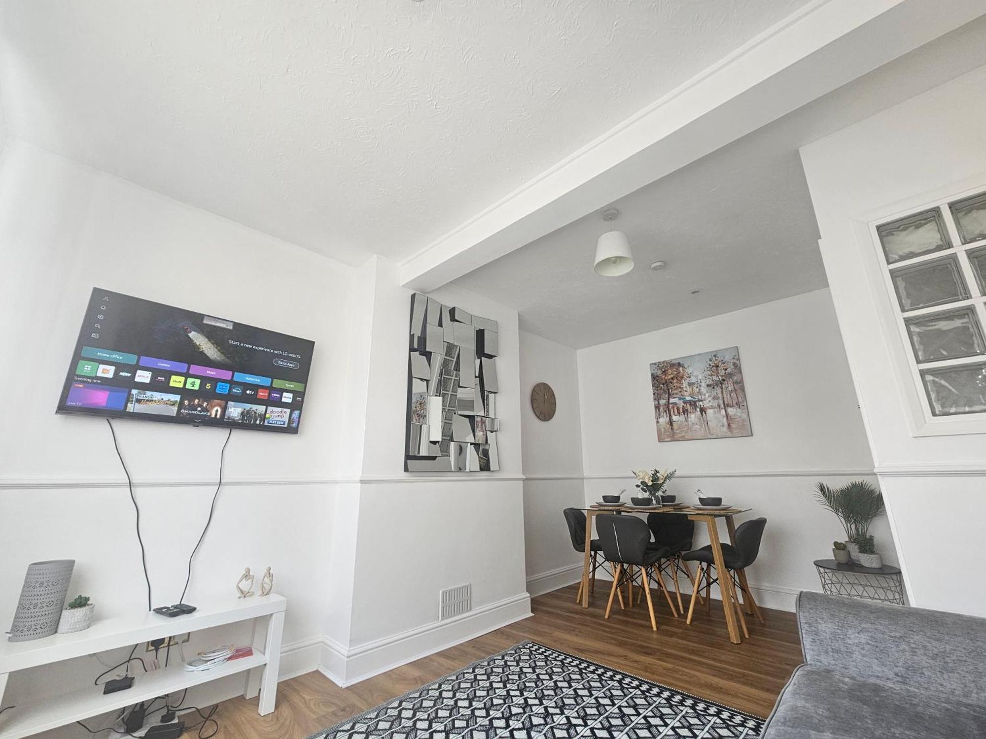 St Albans City Stays - Near Luton Airport - St Albans Abbey & City Train Station - Close To London- Harry Potter World - The Odyssey Cinema - Abbey Cathedral- Contractors I Business I Leisure- Sleeps Upto 6 People Kültér fotó