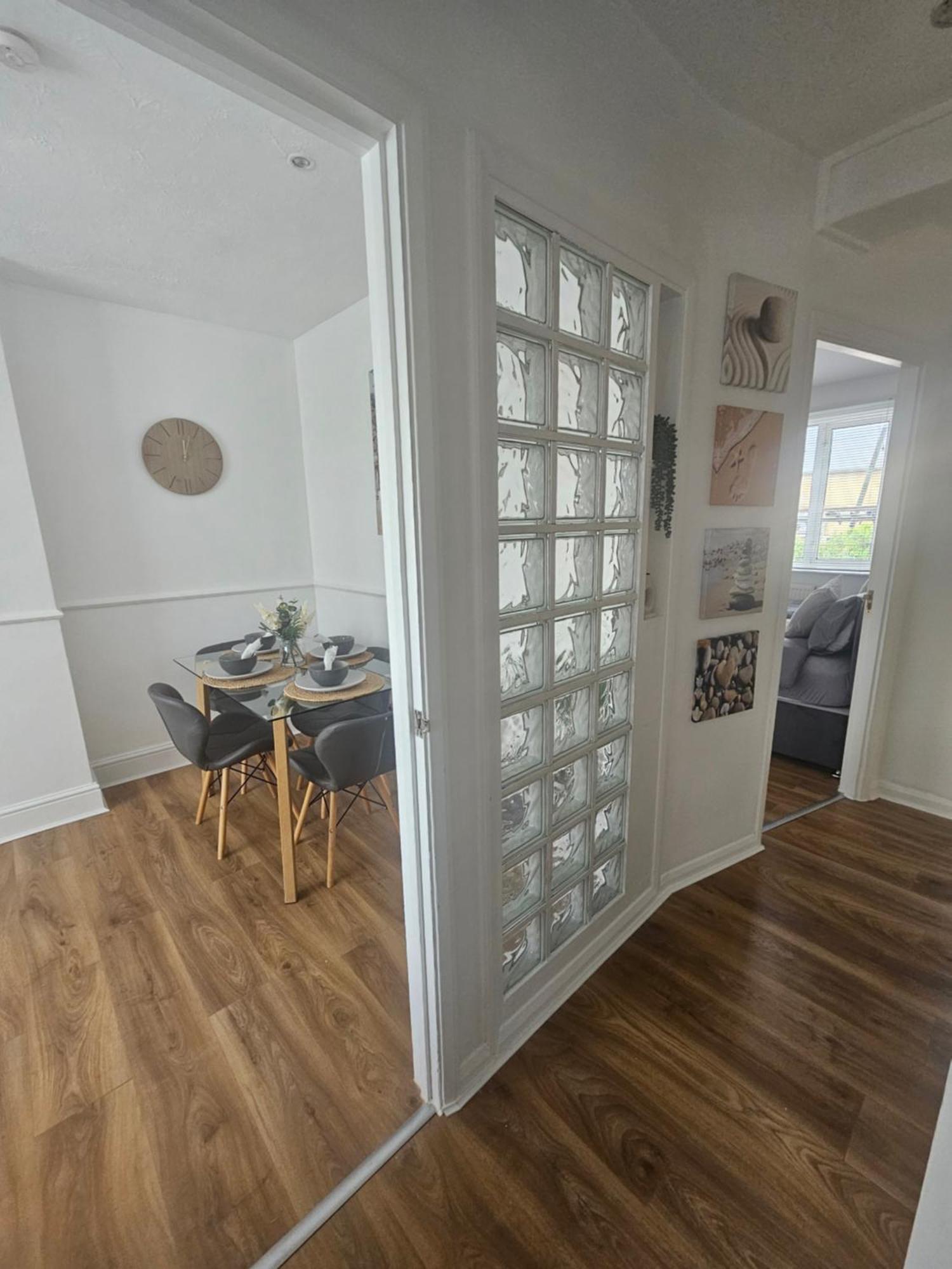 St Albans City Stays - Near Luton Airport - St Albans Abbey & City Train Station - Close To London- Harry Potter World - The Odyssey Cinema - Abbey Cathedral- Contractors I Business I Leisure- Sleeps Upto 6 People Kültér fotó